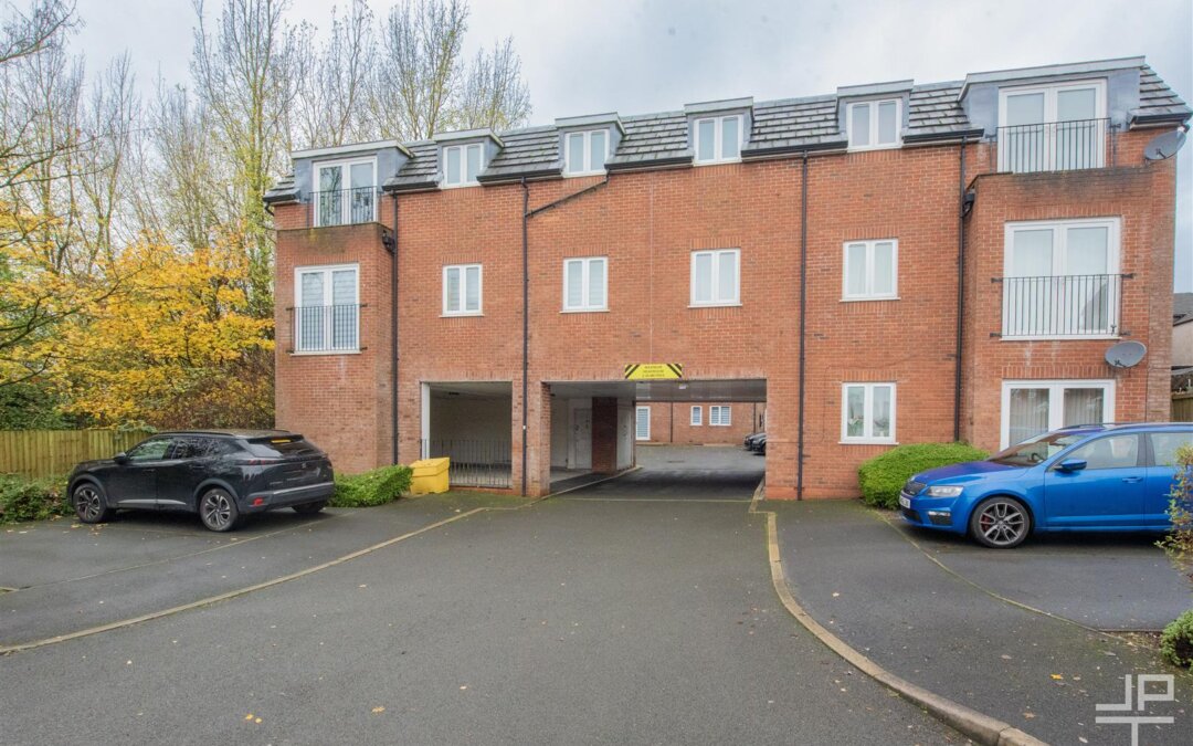 Heathlea Gardens, Hindley Green, Wigan, WN2 4UE